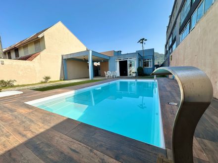 REF. 315 - Casa com Piscina em Caiobá