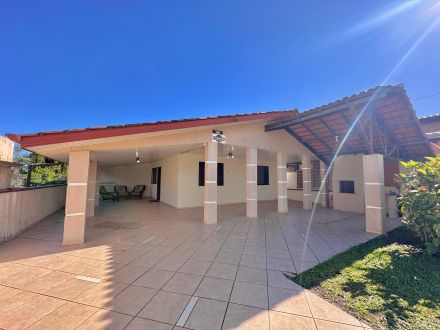 Ref.- 405 - Casa em Guaratuba com Piscina